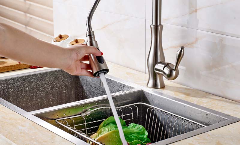Rubinetto per lavello da cucina con rotazione a 360 gradi e estrazione ad arco alto