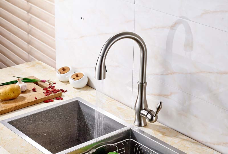 Rubinetto per lavello da cucina con rotazione a 360 gradi e estrazione ad arco alto
