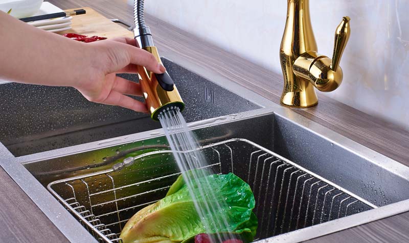 Rubinetto per lavello da cucina con rotazione a 360 gradi e estrazione ad arco alto