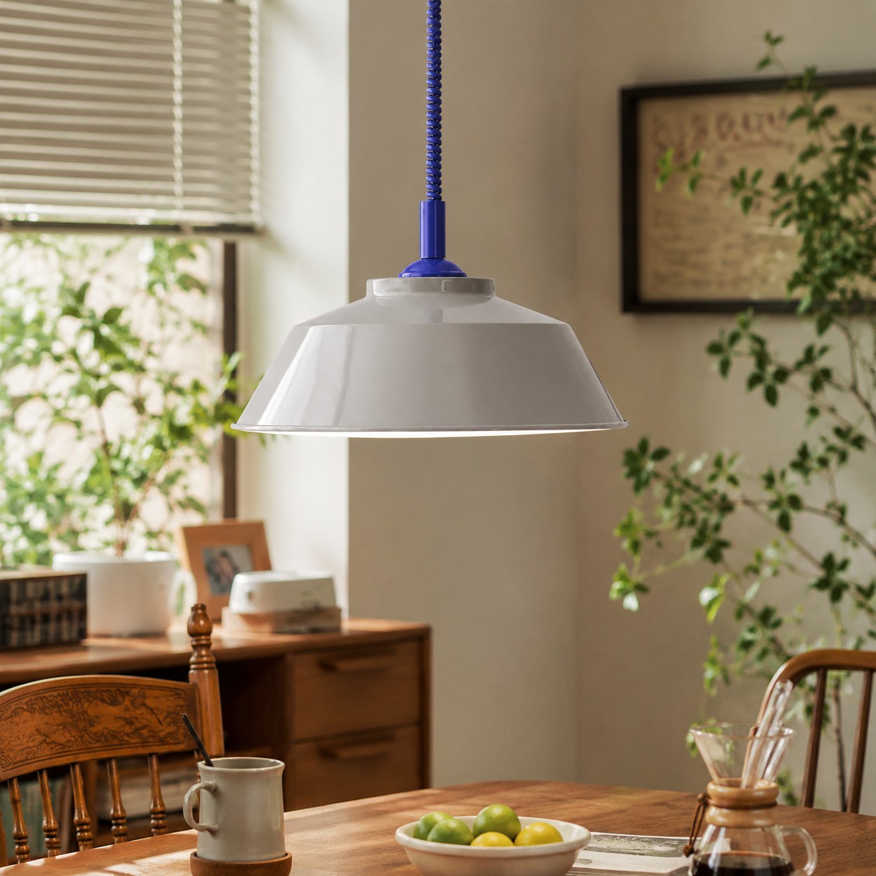 Memphis pull-down pendant in a dining space